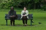 Brenda Blethyn et Sotigui Kouyate sur un banc