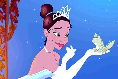 tiana portant dans sa main le prince grenouille