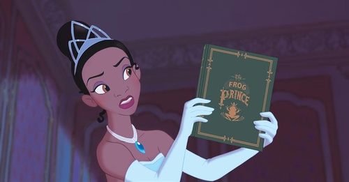 tiana regardant un livre