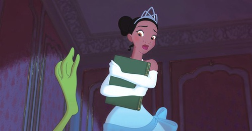 tiana regardant une patte de grenouille