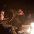 Hailee Steinfeld et Matt Damon devant le feu