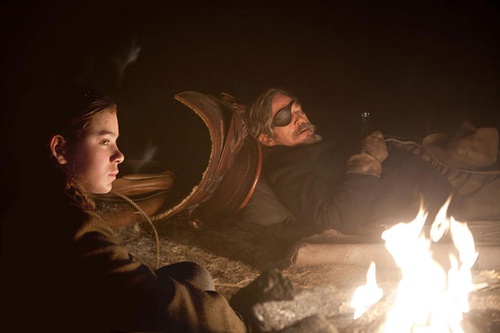 Hailee Steinfeld et Matt Damon devant le feu