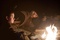 Hailee Steinfeld et Matt Damon devant le feu
