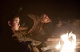 Hailee Steinfeld et Matt Damon devant le feu