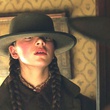 Hailee Steinfeld porte un chapeau