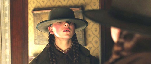 Hailee Steinfeld porte un chapeau