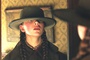 Hailee Steinfeld porte un chapeau