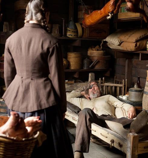 Jeff Bridges allongé sur le lit