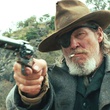 Jeff Bridges pointe un pistolet