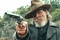 Jeff Bridges pointe un pistolet
