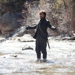 Josh Brolin dans la rivière