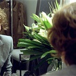 Cécile de France se regarde dans le miroir