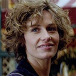 Cécile de France sourit