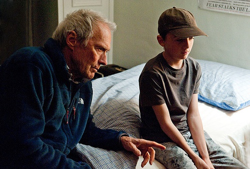 Clint Eastwood sur le lit