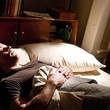 Matt Damon allongé sur le lit