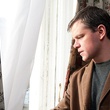 Matt Damon regarde à la fenetre