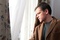Matt Damon regarde à la fenetre