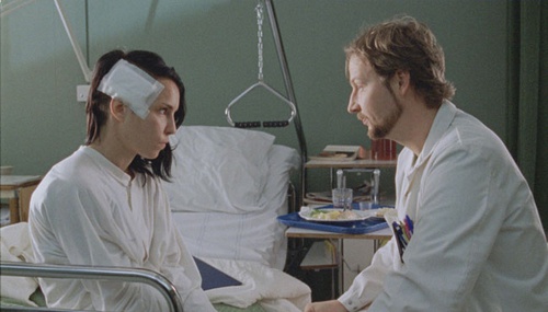 noomi rapace face a son m  decin