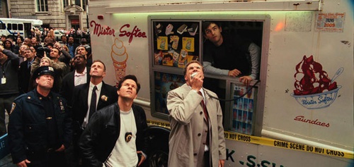 mark wahlberg will ferrell regardant en haut