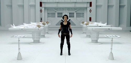 milla jovovich dans un laboratoire