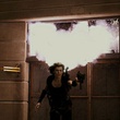 milla jovovich fuyant l explosion