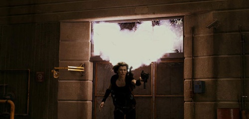 milla jovovich fuyant l explosion