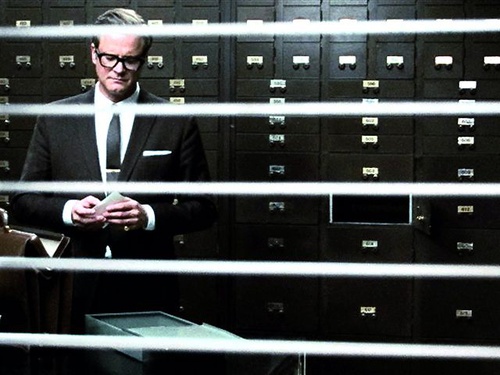 colin firth dans un bureau