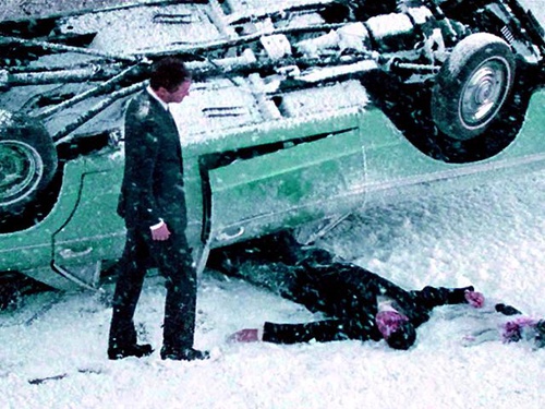 colin firth regardant un mort