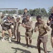 matt damon et son   quipe jouant avec des enfants