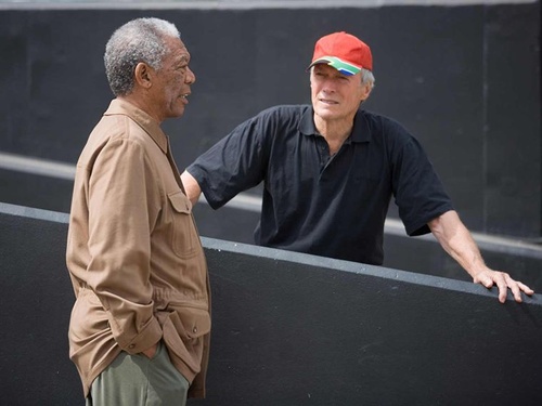 morgan freeman parlant avec le r  alisateur clint eastwood