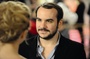 François-Xavier Demaison regarde Virginie Efira