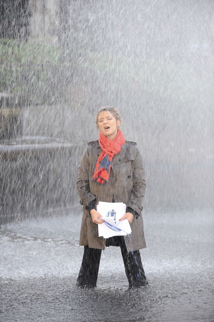 Virginie Efira sous la pluie