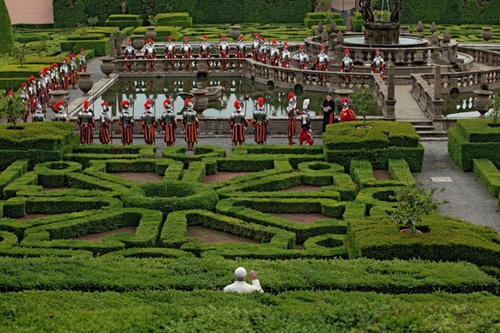 le-pape-dans-le-jardin-jpg