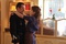 Julie Bernard tient Dany Boon dans ses bras
