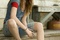 Kristen Stewart assise sur le rebord de la maison