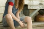 Kristen Stewart assise sur le rebord de la maison