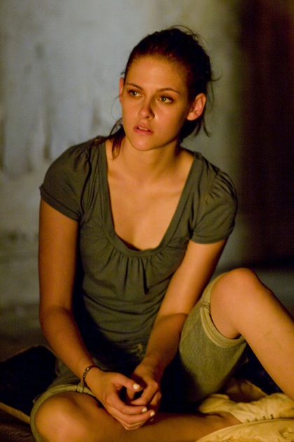Kristen Stewart assise au bord du feu