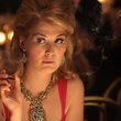 rosamund pike fumant