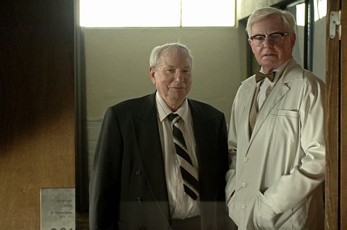 derek jacobi a droite