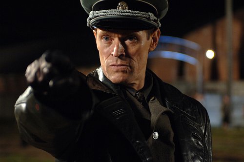 willem dafoe en uniforme