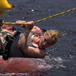 elisabeth shue echappant aux piranhas