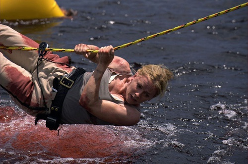 elisabeth shue echappant aux piranhas