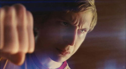 michael cera donnant un coup de poing