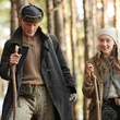 Ed Harris et Saoirse Ronan marchent dans la forêt