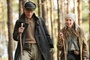 Ed Harris et Saoirse Ronan marchent dans la forêt