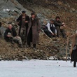 Ed Harris regarde Saoirse Ronan marcher dans la neige