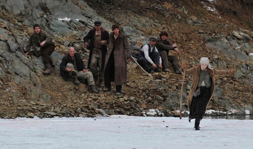 Ed Harris regarde Saoirse Ronan marcher dans la neige
