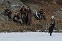 Ed Harris regarde Saoirse Ronan marcher dans la neige