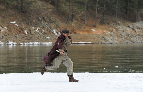 Jim Sturgess marche sur la neige