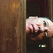 Geoffrey Rush la tête penchée